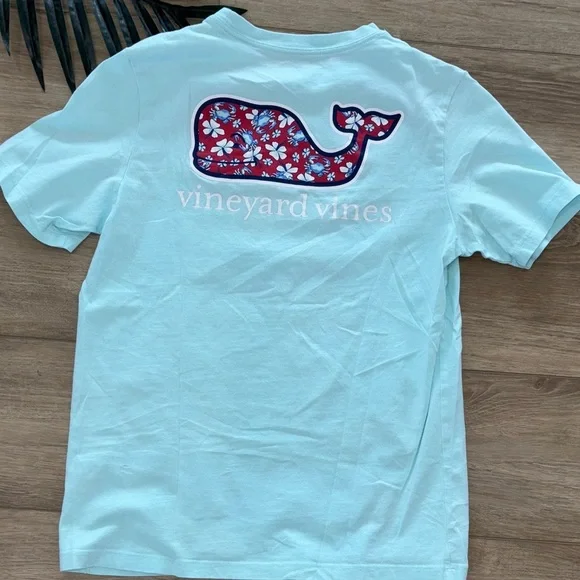 Vineyard Vines Aqua Tee with Floral Whale and crab Design size youth large - Picture 1 of 5
